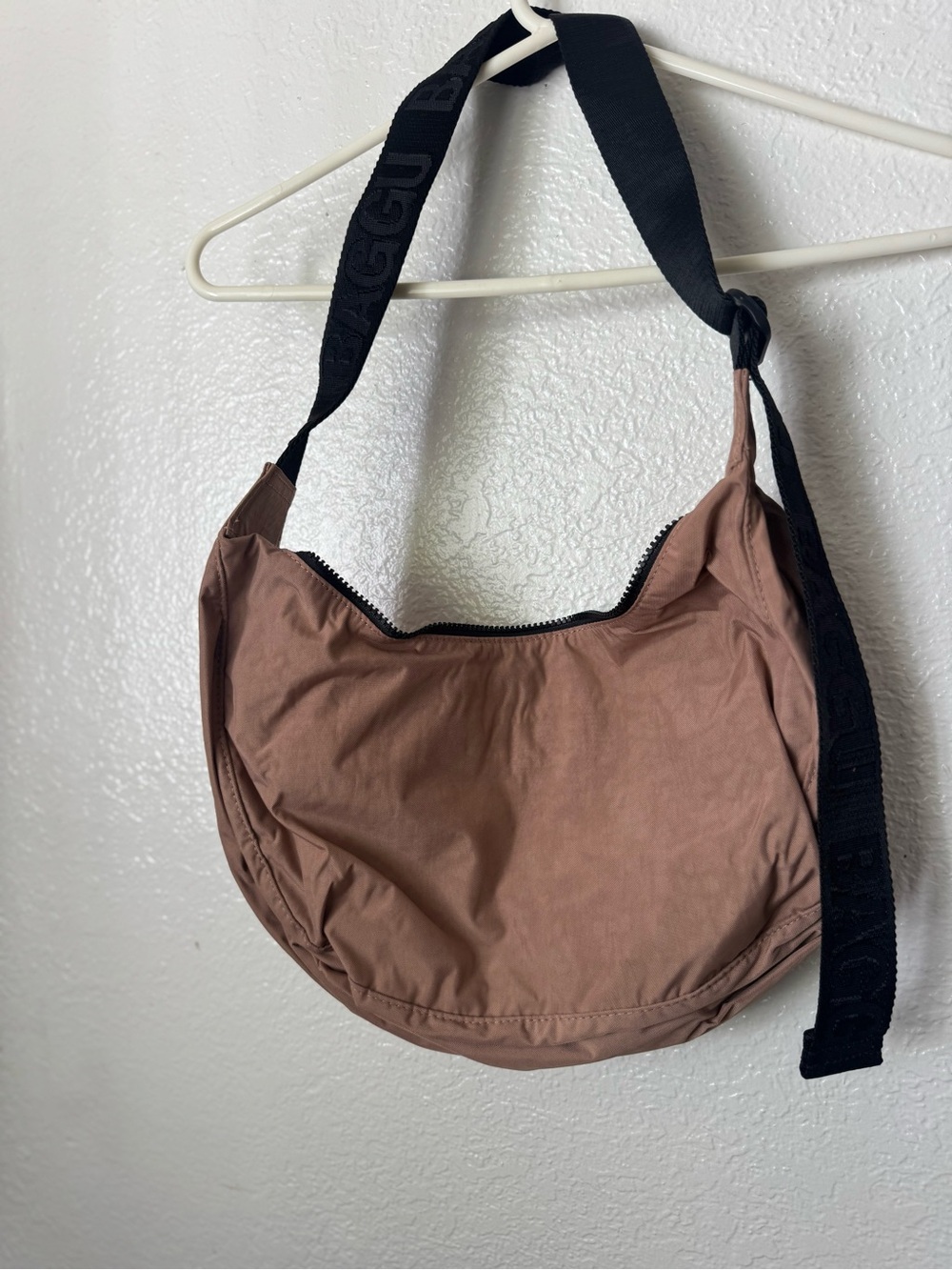 BAGGU Crescent Hobo in Dusty Rose with Black Strap